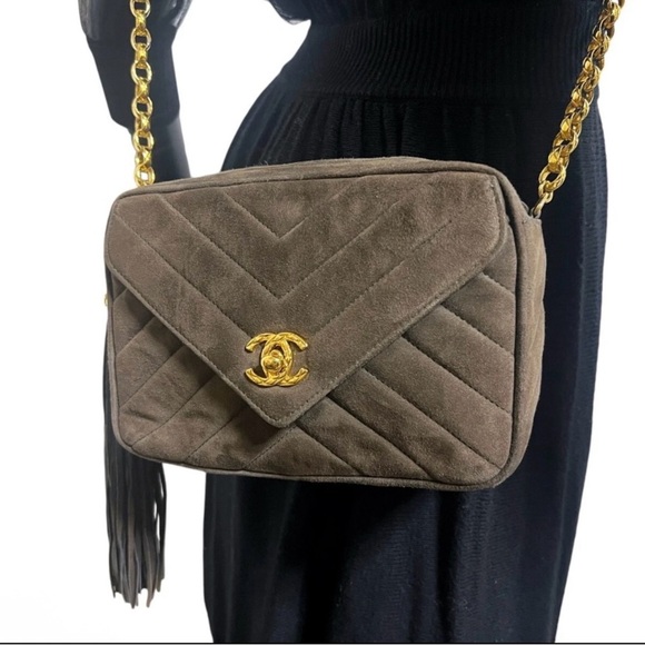 RARE Vintage CHANEL Chevron V-Line Fringe Bijou Chain Shoulder Bag – Brown Suede - Picture 6 of 14